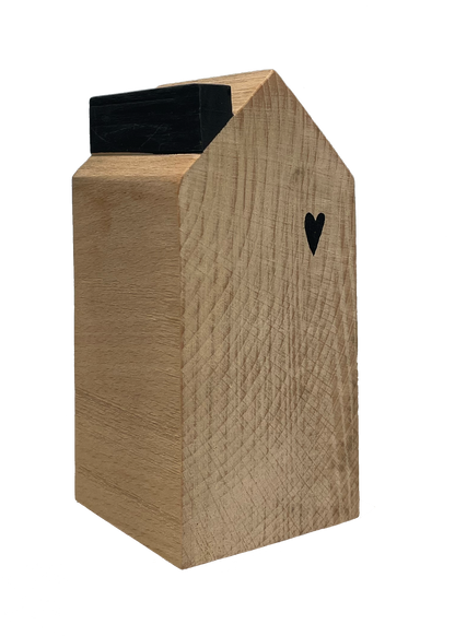 Holzhaus mit Herz und schwarzen Schlot 17cm